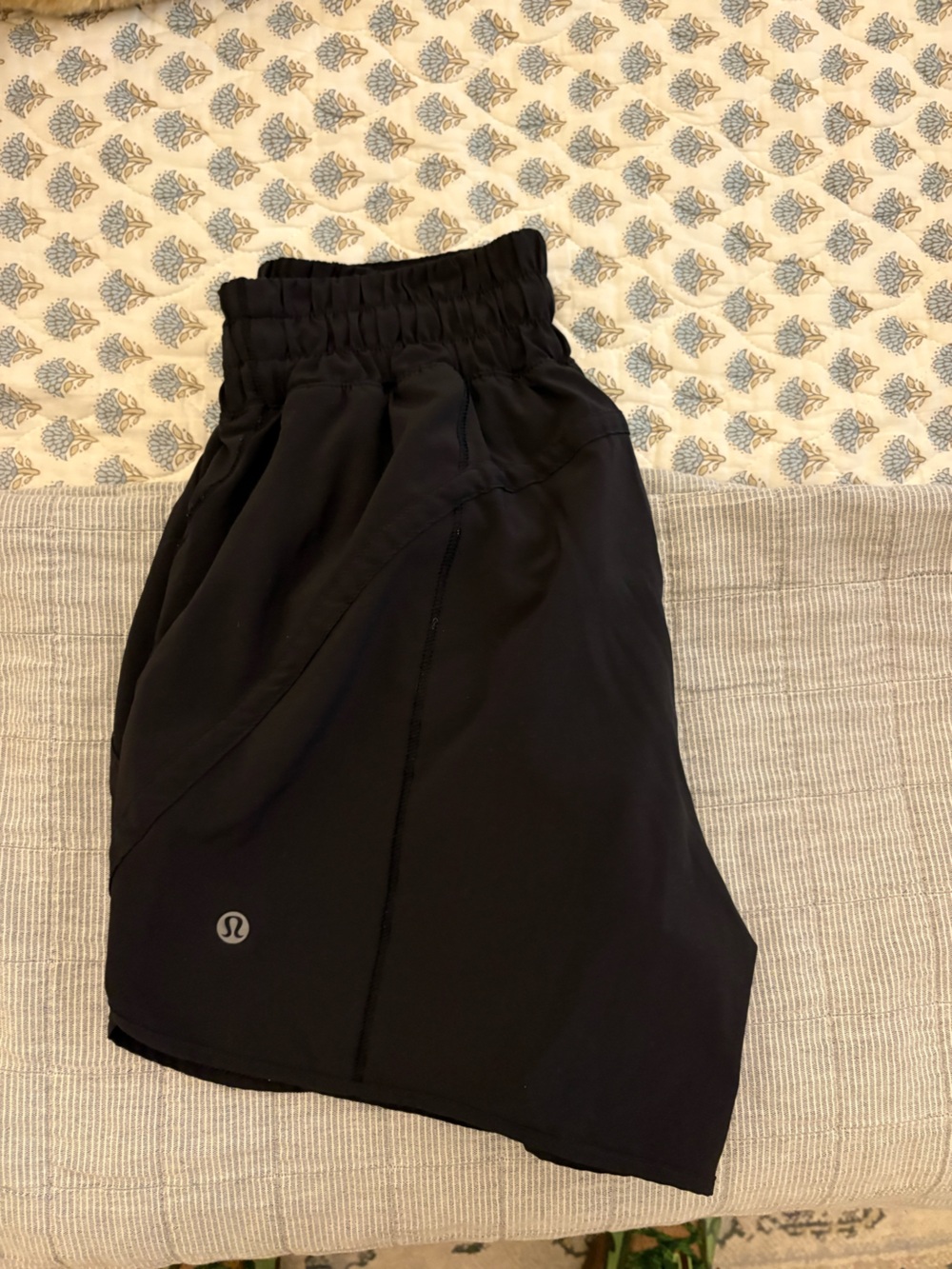 lululemon athletica women’s shorts, black, size 4